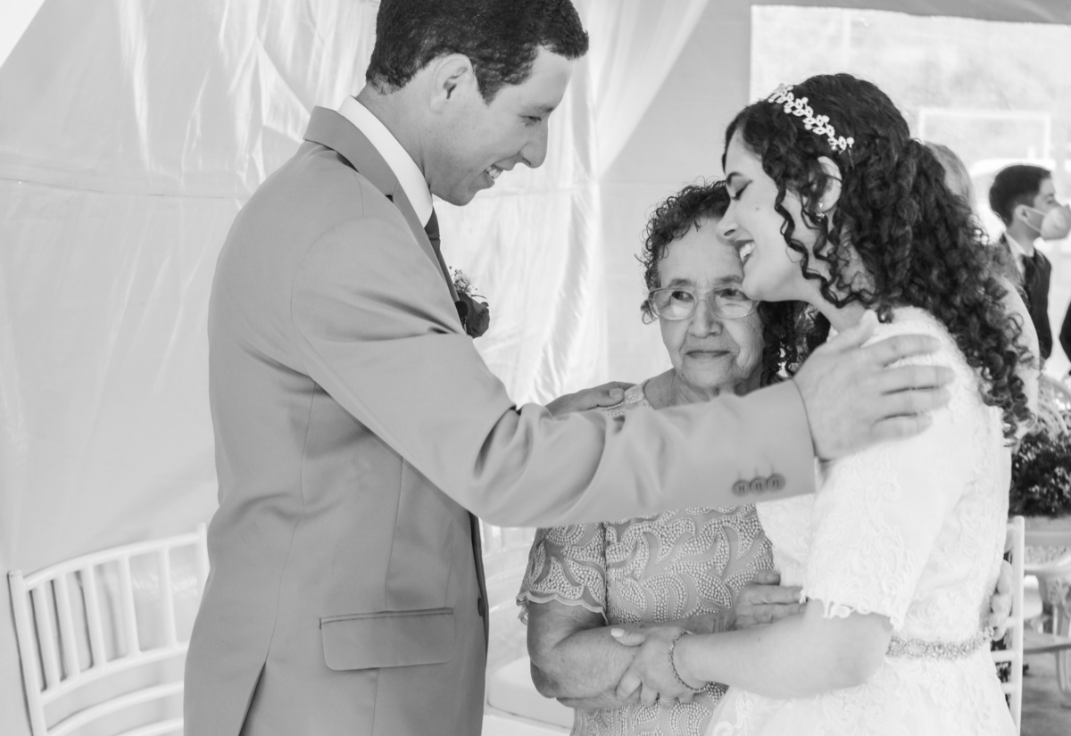 abraço noiva a avó com sentimentos 