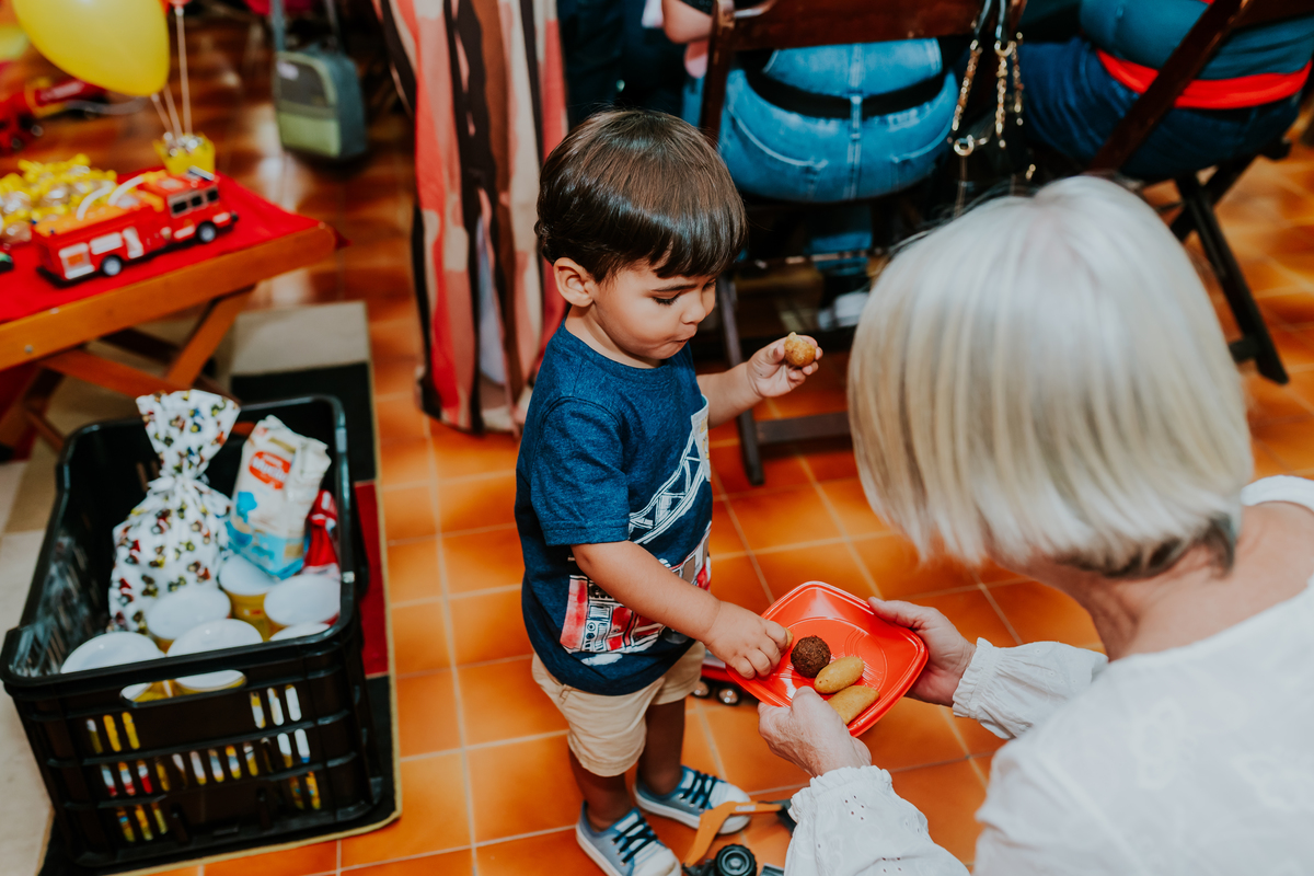 fotografia festa infantil freguesia Rio de Janeiro ilha do governador 2 anos dom tema bombeiro fotografa familia