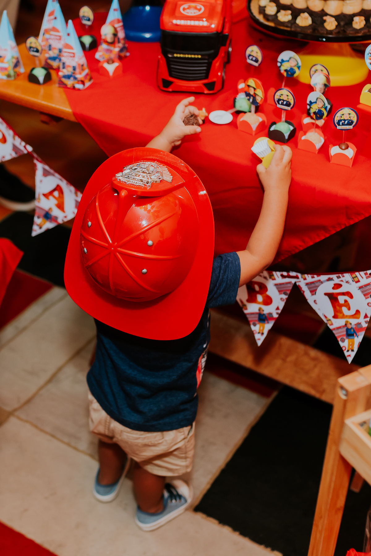 fotografia festa infantil freguesia Rio de Janeiro ilha do governador 2 anos dom tema bombeiro fotografa familia