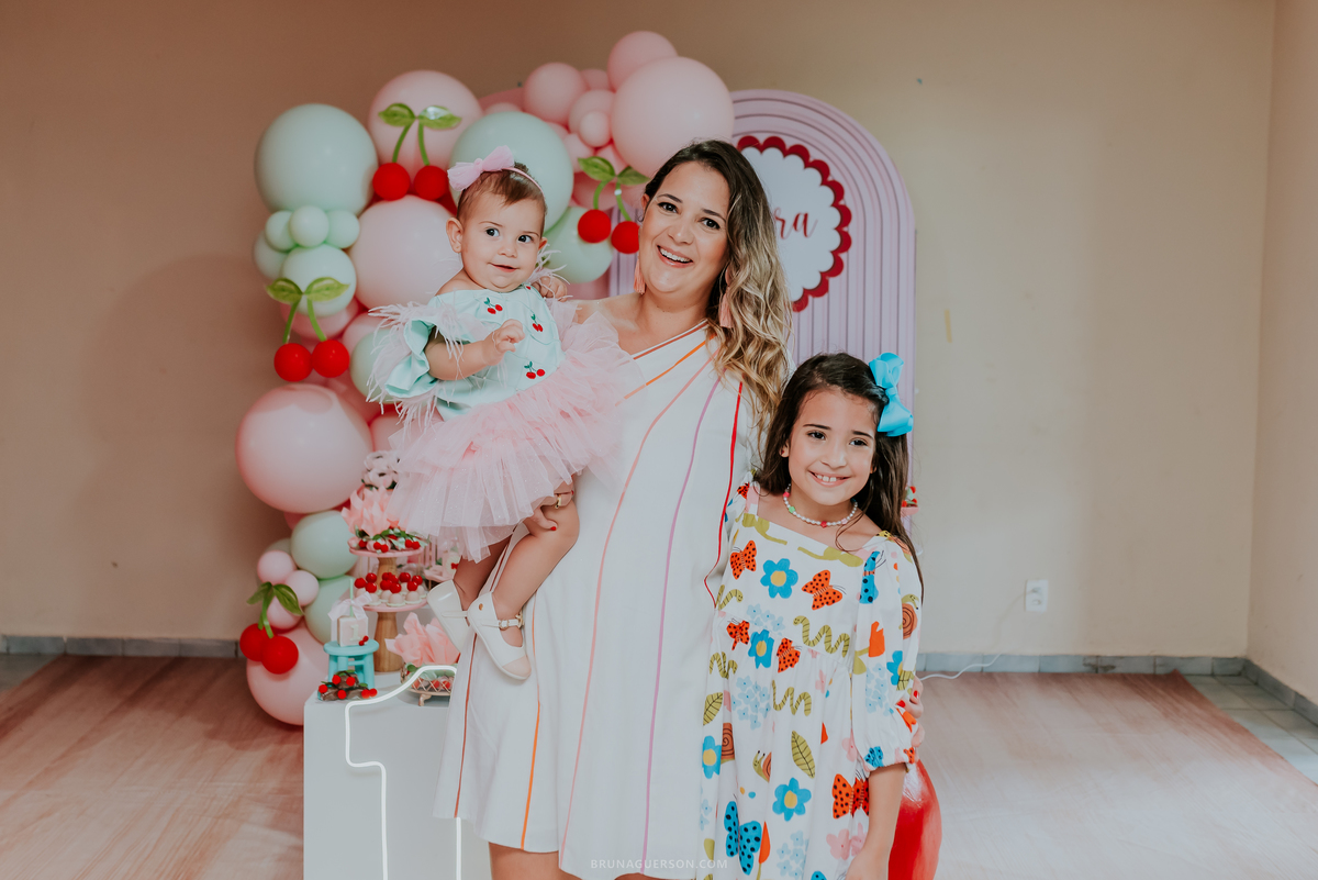 fotografia festa infantil Rio de Janeiro fotografa familia 1 ano Laura Tijuca tema cerejinha 