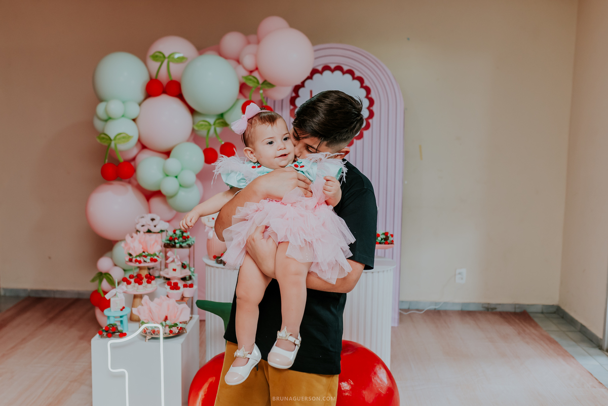 fotografia festa infantil Rio de Janeiro fotografa familia 1 ano Laura Tijuca tema cerejinha 