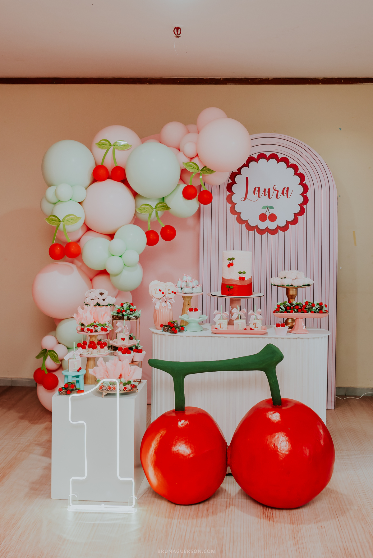 fotografia festa infantil Rio de Janeiro fotografa familia 1 ano Laura Tijuca tema cerejinha 