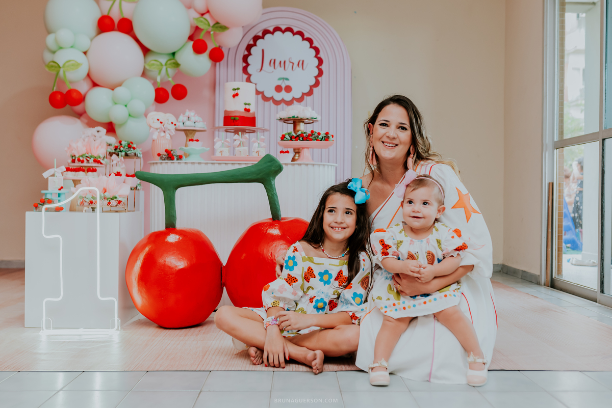 fotografia festa infantil Rio de Janeiro fotografa familia 1 ano Laura Tijuca tema cerejinha 