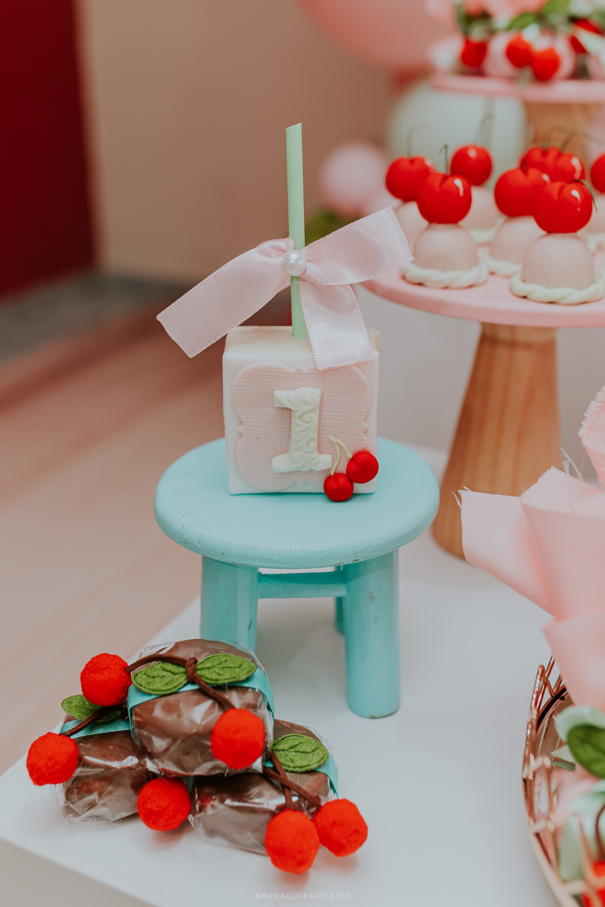 fotografia festa infantil Rio de Janeiro fotografa familia 1 ano Laura Tijuca tema cerejinha 