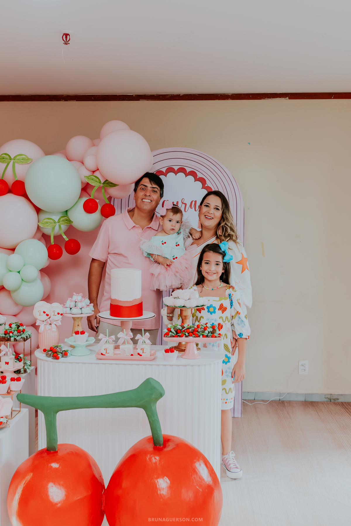 fotografia festa infantil Rio de Janeiro fotografa familia 1 ano Laura Tijuca tema cerejinha 