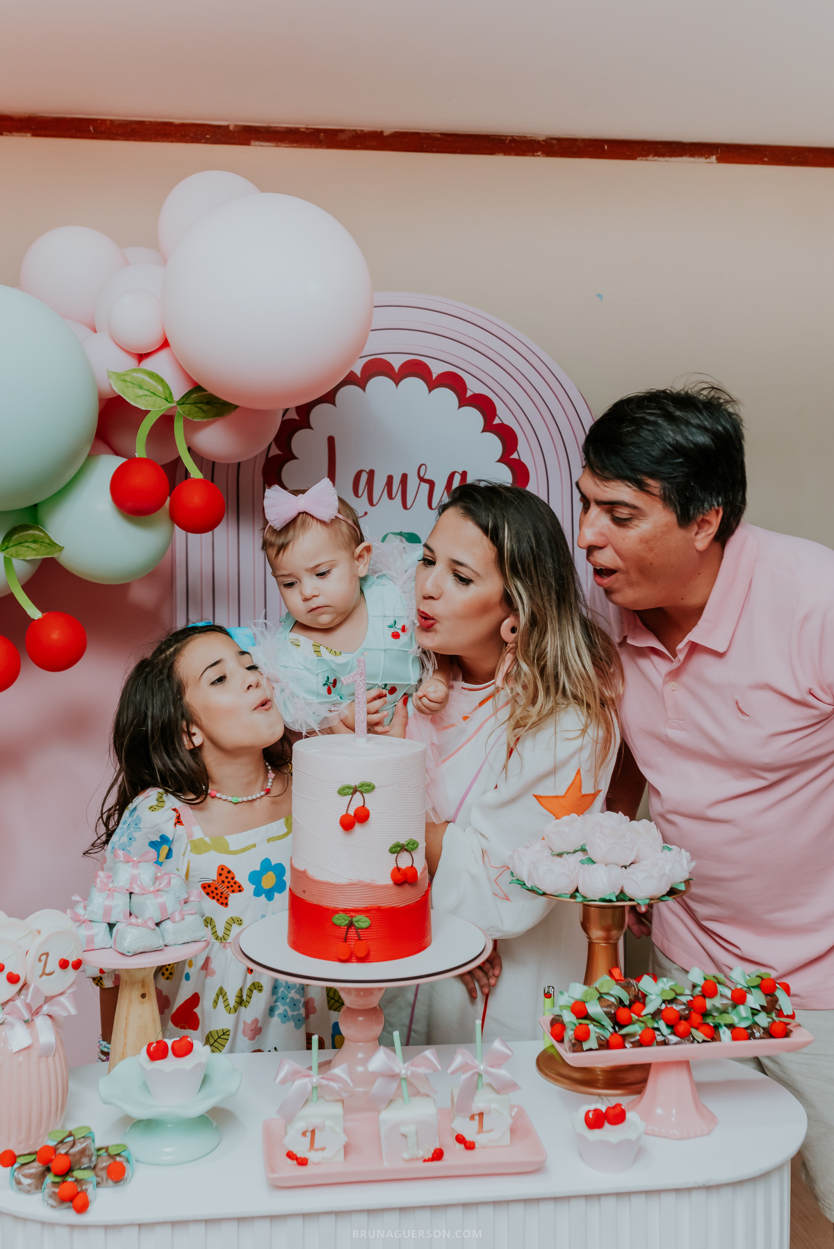 fotografia festa infantil Rio de Janeiro fotografa familia 1 ano Laura Tijuca tema cerejinha 