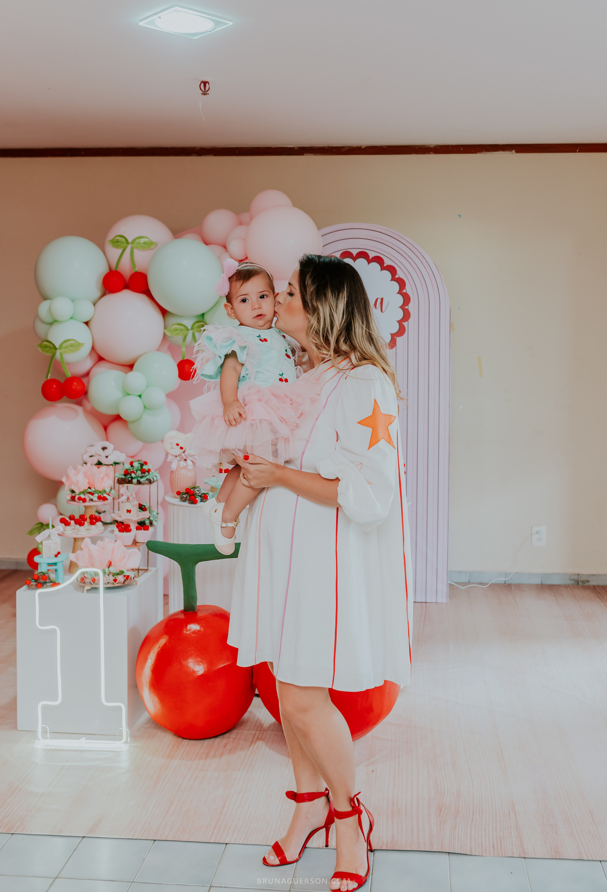 fotografia festa infantil Rio de Janeiro fotografa familia 1 ano Laura Tijuca tema cerejinha 