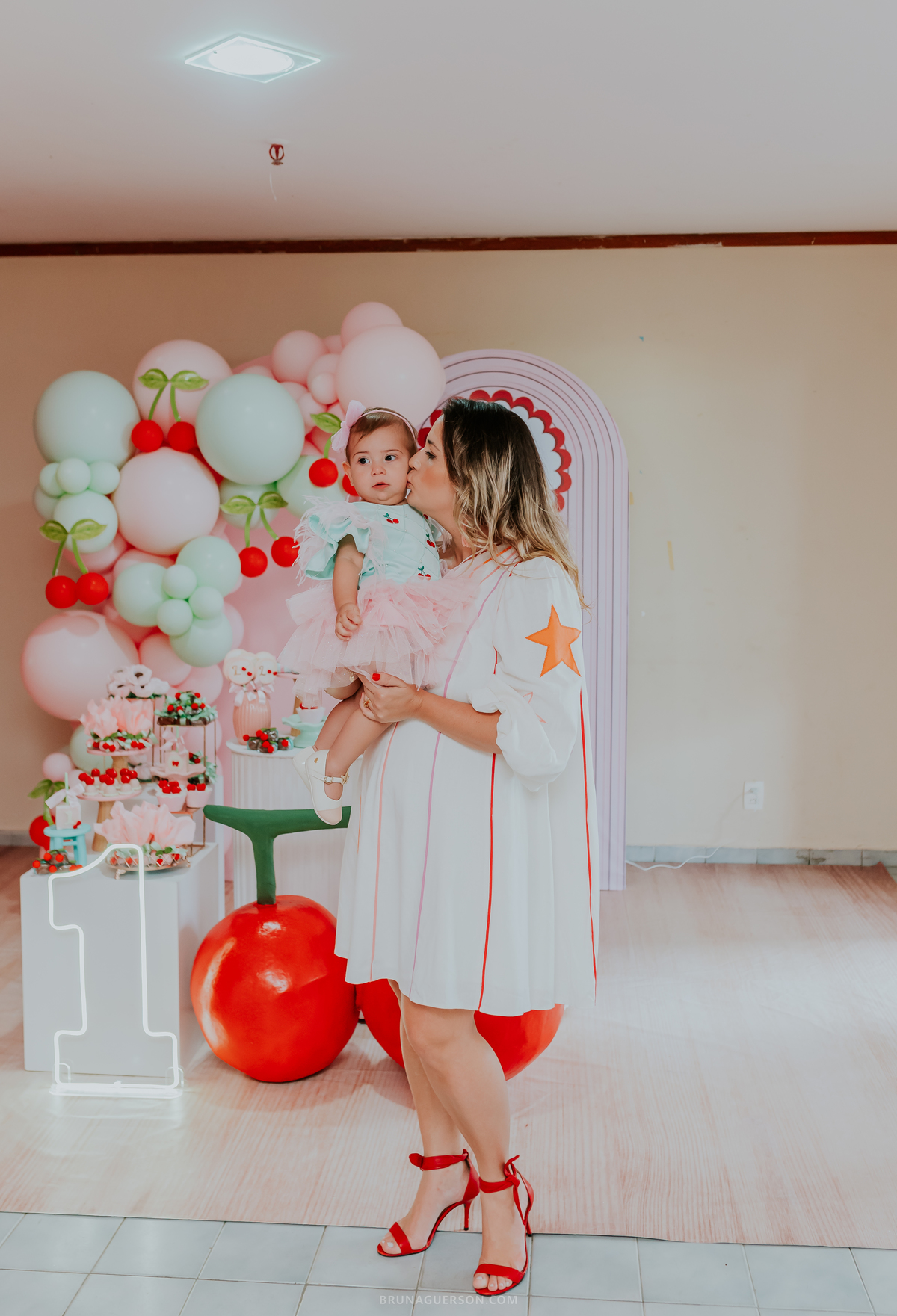 fotografia festa infantil Rio de Janeiro fotografa familia 1 ano Laura Tijuca tema cerejinha 