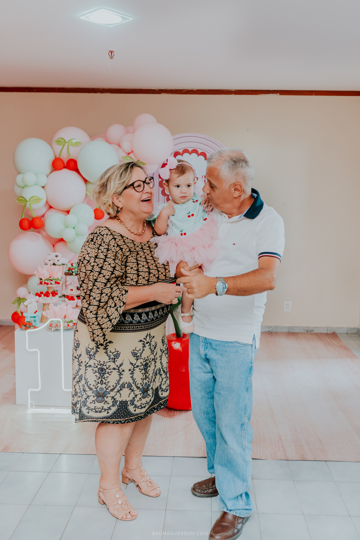 fotografia festa infantil Rio de Janeiro fotografa familia 1 ano Laura Tijuca tema cerejinha 