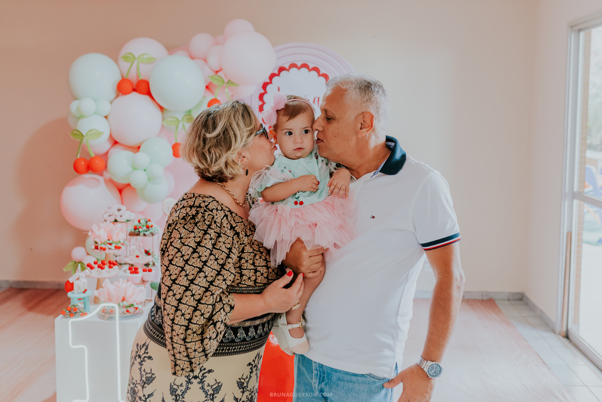 fotografia festa infantil Rio de Janeiro fotografa familia 1 ano Laura Tijuca tema cerejinha 