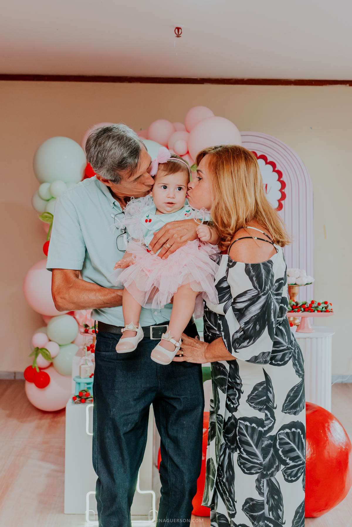 fotografia festa infantil Rio de Janeiro fotografa familia 1 ano Laura Tijuca tema cerejinha 