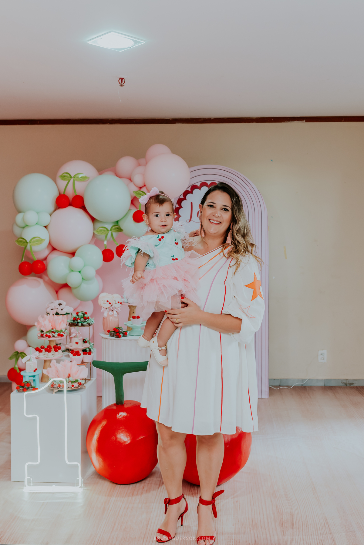 fotografia festa infantil Rio de Janeiro fotografa familia 1 ano Laura Tijuca tema cerejinha 