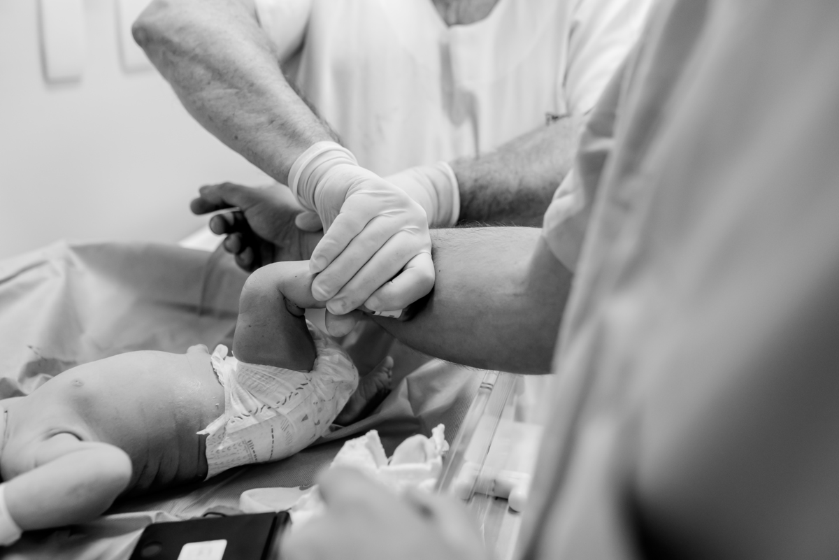 fotografia nascimento parto perinatal barra da Tijuca Rio de Janeiro fotografa familia cesarea bruna Guerson ana laura bebe
