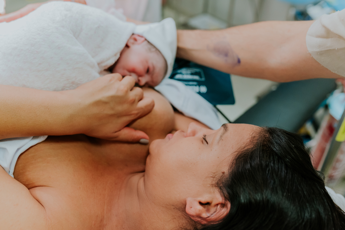 fotografia nascimento parto perinatal barra da Tijuca Rio de Janeiro fotografa familia cesarea bruna Guerson ana laura bebe