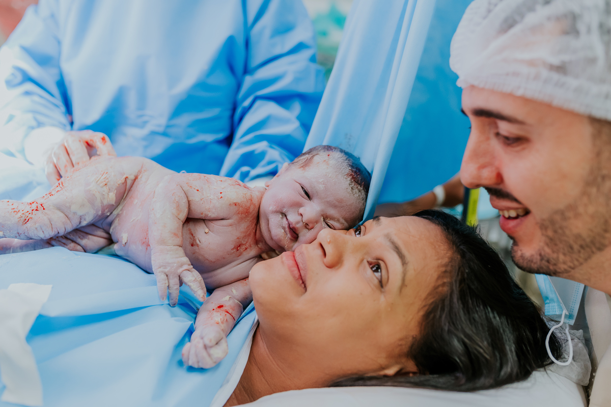 fotografia nascimento parto perinatal barra da Tijuca Rio de Janeiro fotografa familia cesarea bruna Guerson ana laura bebe