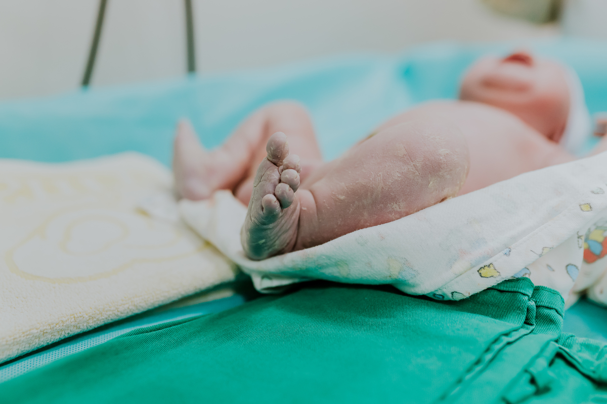 fotografia nascimento parto perinatal barra da Tijuca Rio de Janeiro fotografa familia cesarea bruna Guerson ana laura bebe