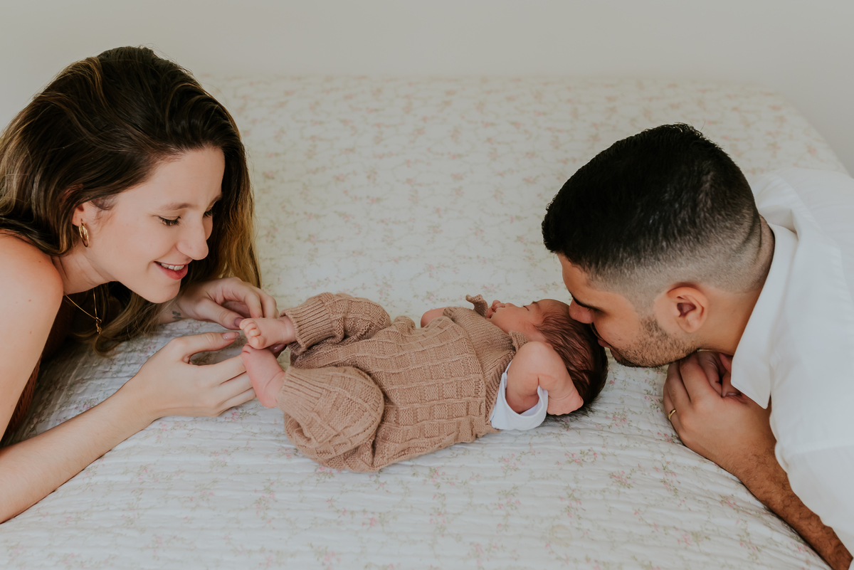 fotografia ensaio familia em casa primeiros dias acompanhamento newborn lifestyle Noah fotografa bruna guerson ilha do governador Rio de Janeiro 