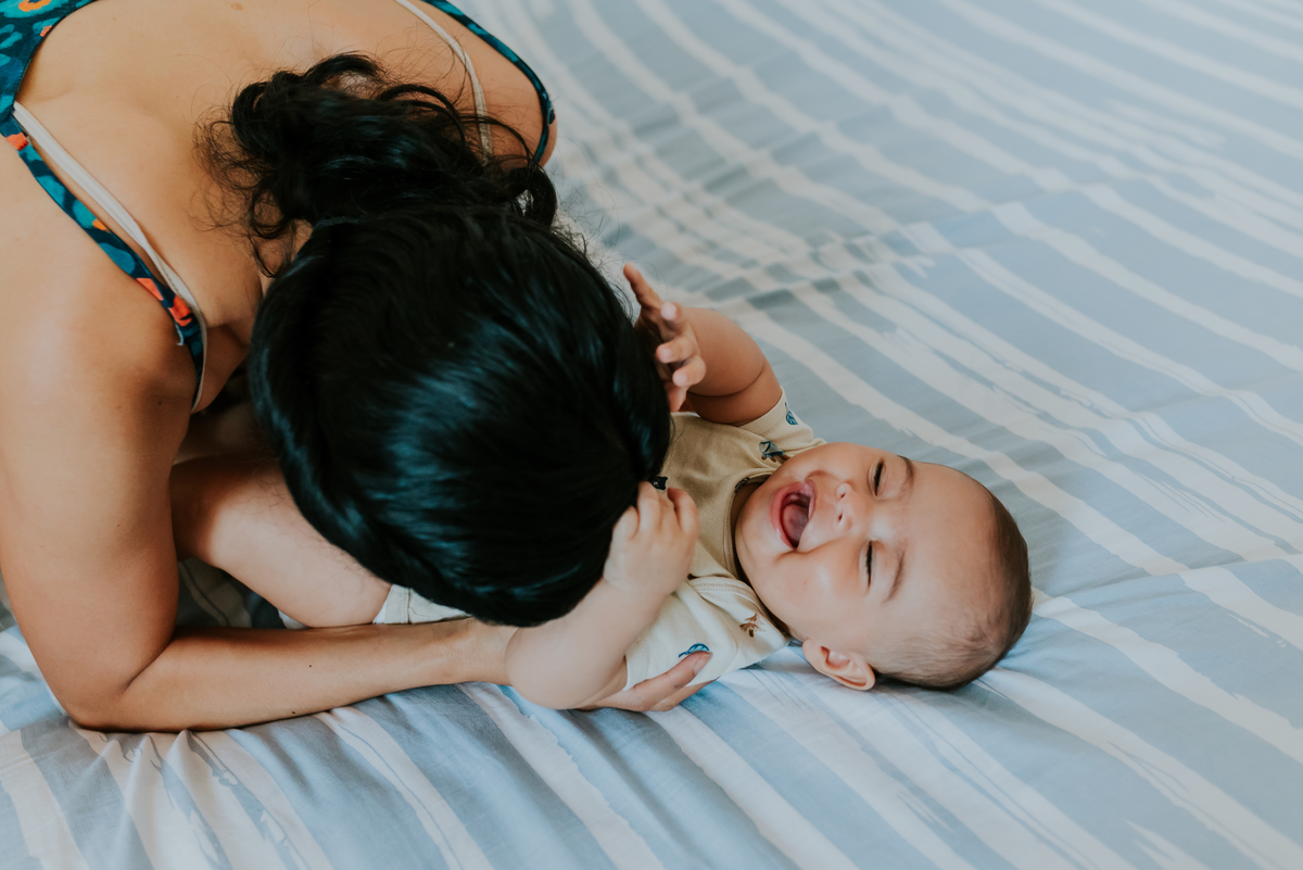 fotografia ensaio familia em casa acompanhamento Theo 5 meses ilha do governador fotografa rio de janeiro