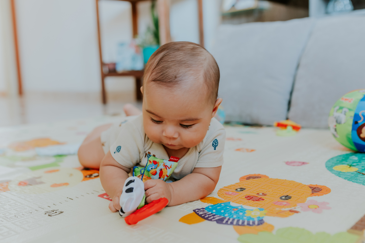 fotografia ensaio familia em casa acompanhamento Theo 5 meses ilha do governador fotografa rio de janeiro