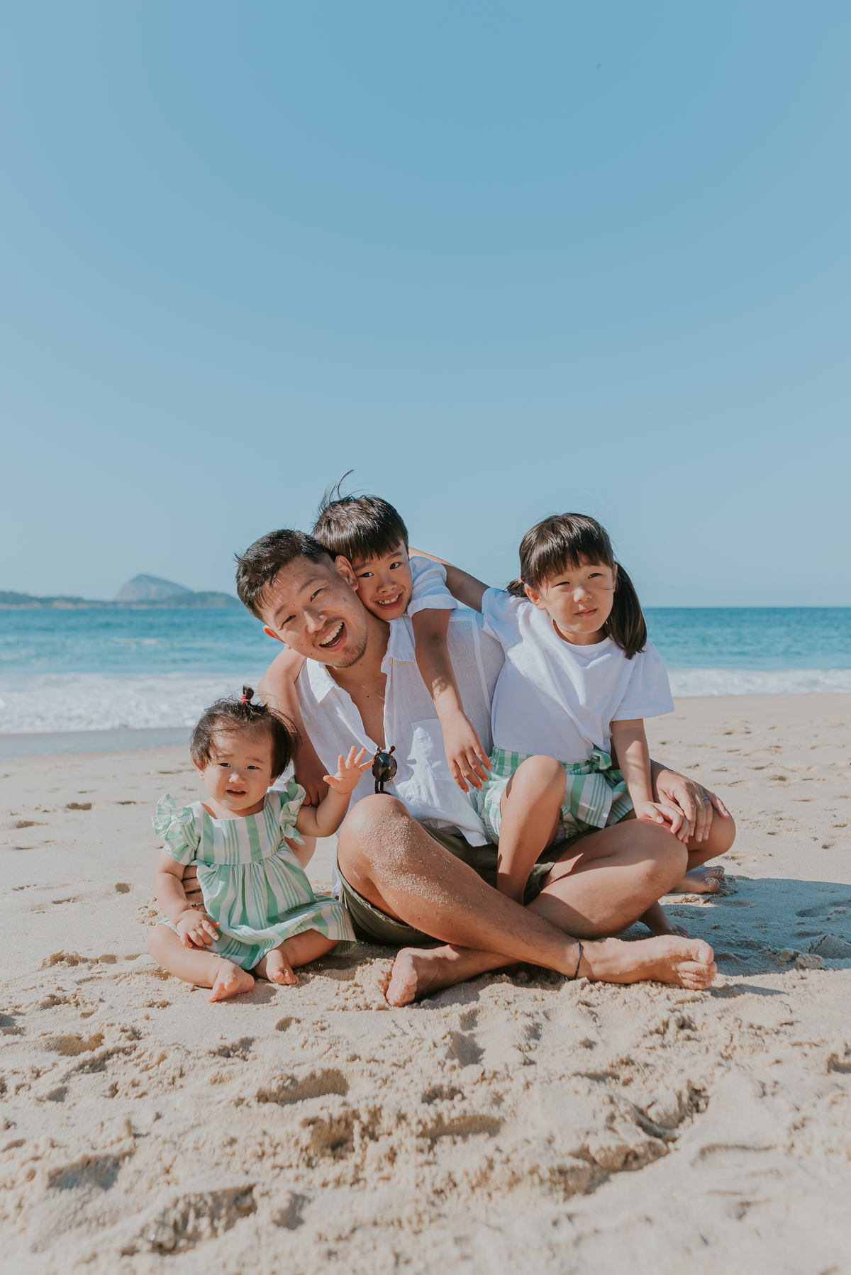 fotografia ensaio de familia externo praia Leblon Rio de Janeiro zona sul familia japonesa fotografa bruna guerson