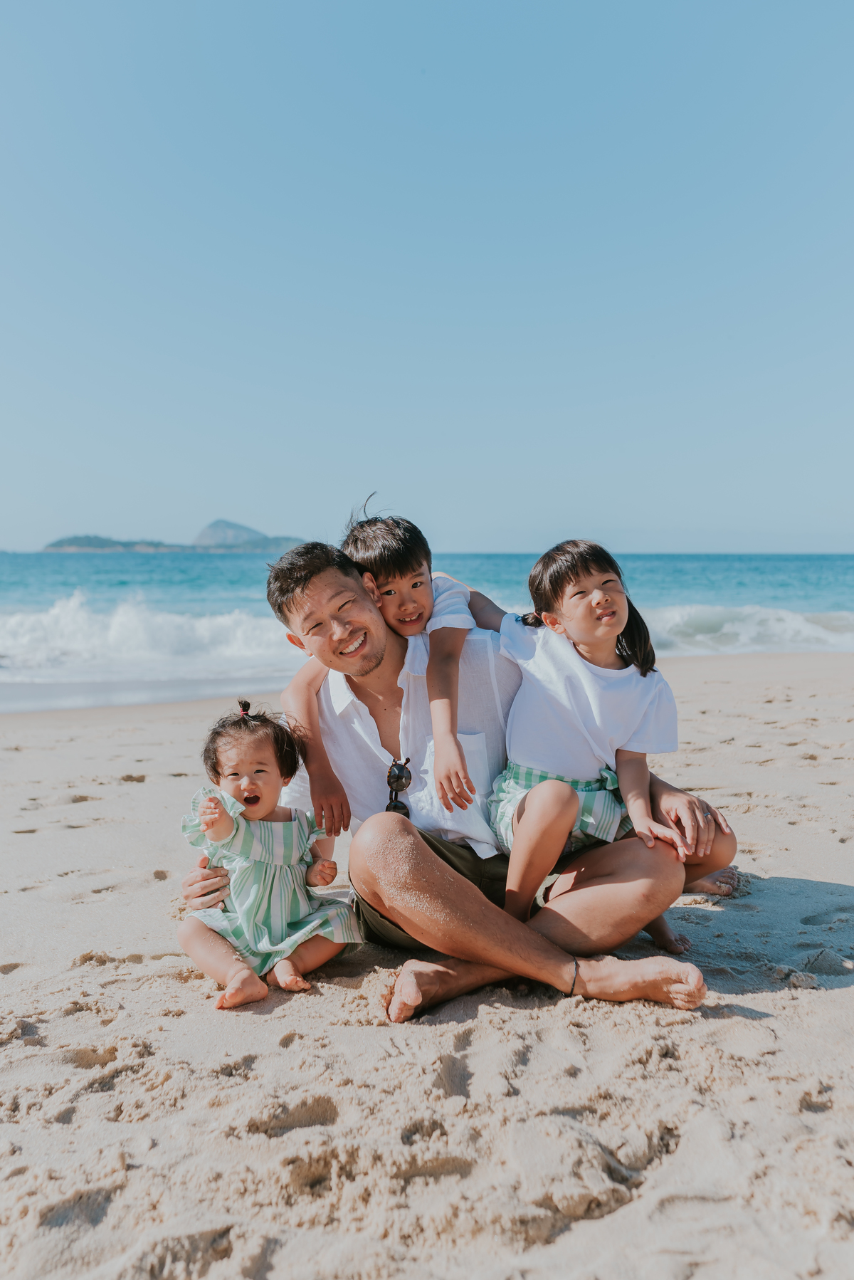 fotografia ensaio de familia externo praia Leblon Rio de Janeiro zona sul familia japonesa fotografa bruna guerson