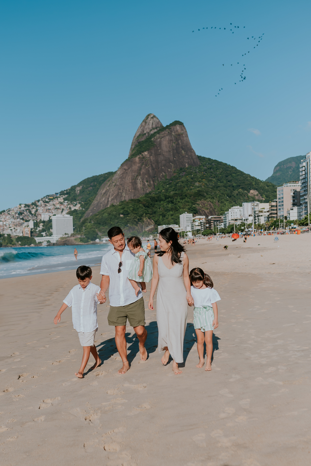 fotografia ensaio de familia externo praia Leblon Rio de Janeiro zona sul familia japonesa fotografa bruna guerson