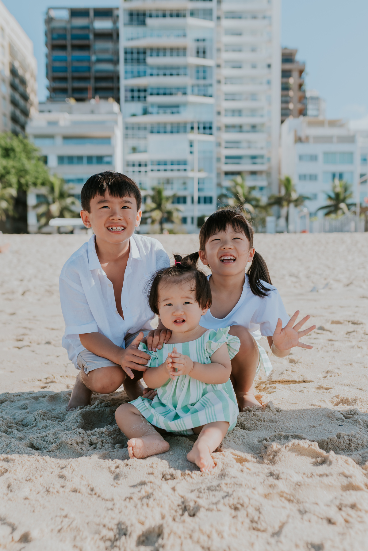 fotografia ensaio de familia externo praia Leblon Rio de Janeiro zona sul familia japonesa fotografa bruna guerson
