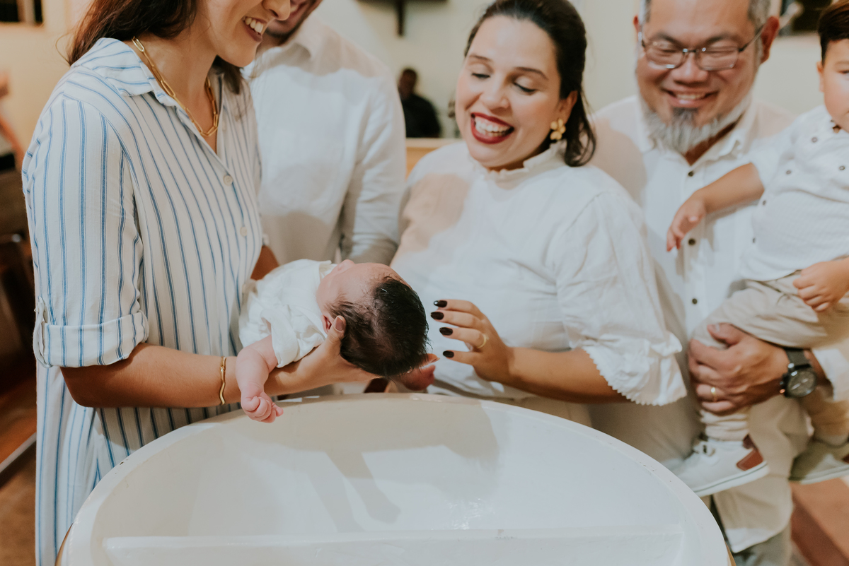 fotografia batizado batismo igreja sagrada família morro do ouro ilha do governador ribeira Rio de Janeiro fotografa familia Pedro mitsuo 