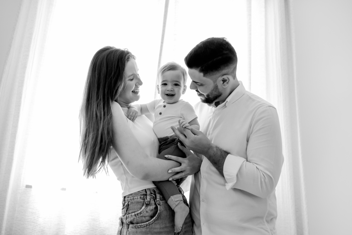 fotografia fotografa familia ensaio em casa acompanhamento 11 meses Noah ilha do governador portuguesa rio de janeiro