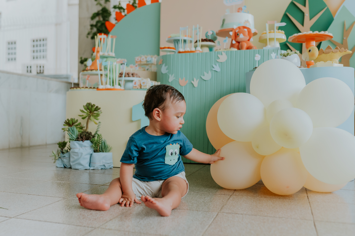 fotografia festa infantil 1 ano luca tema dinosauro ilha do governador jardim Guanabara Rio de Janeiro fotografa familia