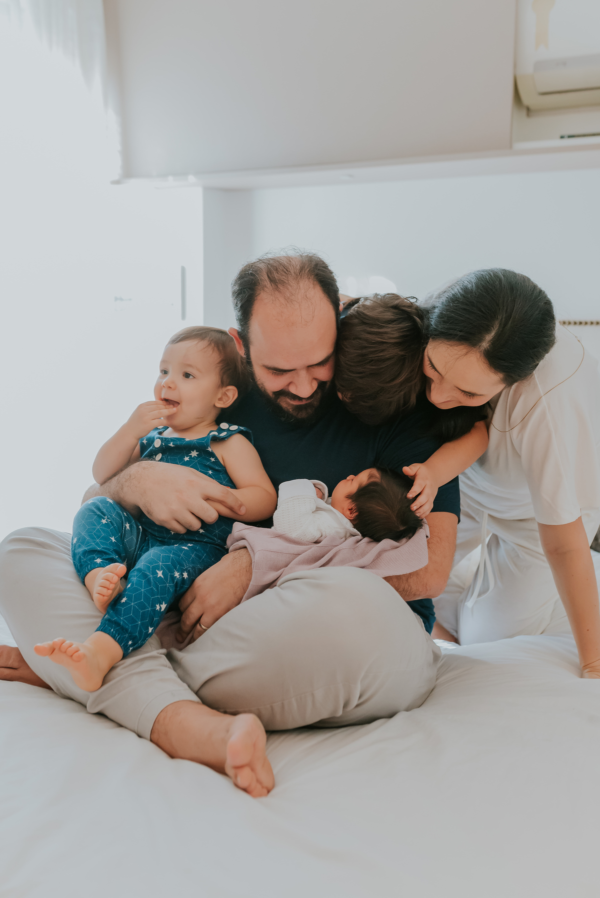 fotografia ensaio familia fotografa rio de janeiro em casa acompanhamento bebe 5 dias eva maria 