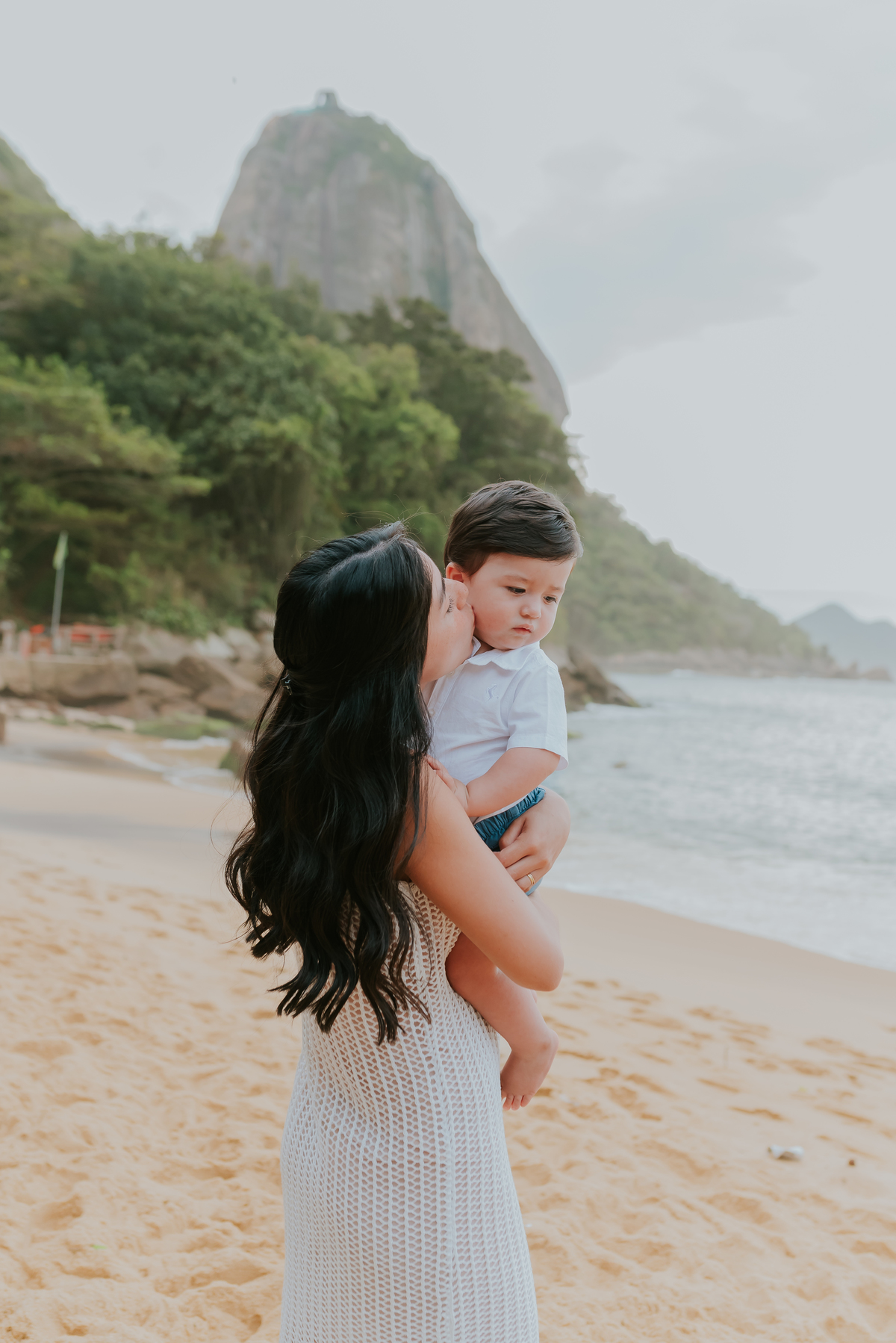 fotografia ensaio externo praia vermelha urca familia Rio de Janeiro Levi fotografa bruna Guerson 