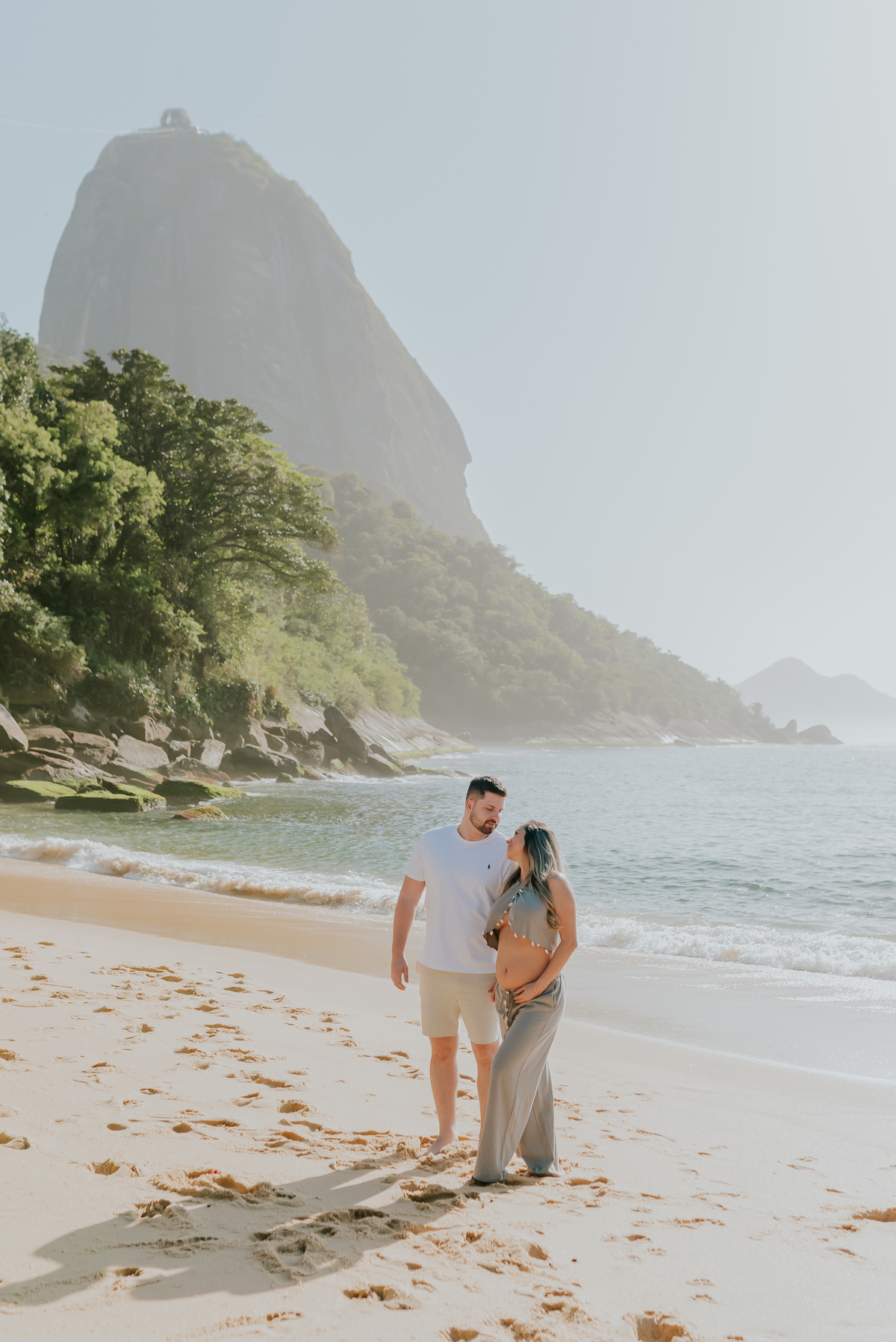 fotografia ensaio externo gestante fotografa familia rio e Janeiro praia vermelha urca a espera do Benicio bruna Guerson 