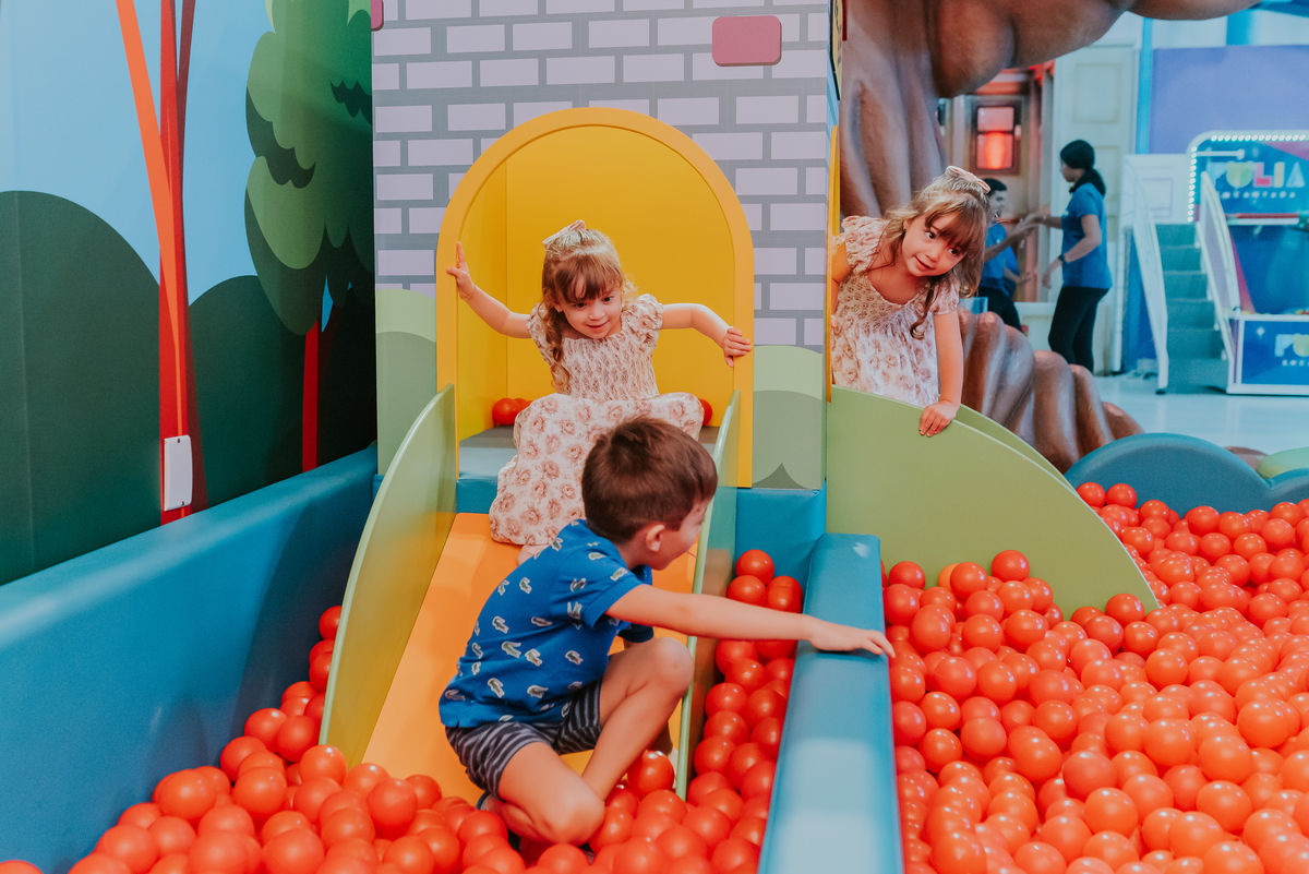 fotografia festa infantil folia encantada Rio de Janeiro barra da Tijuca fotografa de familia 3 irmaos