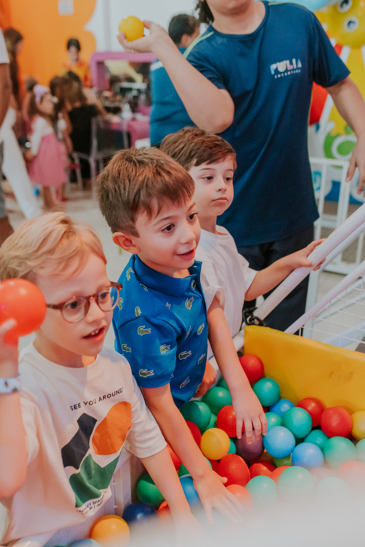 fotografia festa infantil folia encantada Rio de Janeiro barra da Tijuca fotografa de familia 3 irmaos
