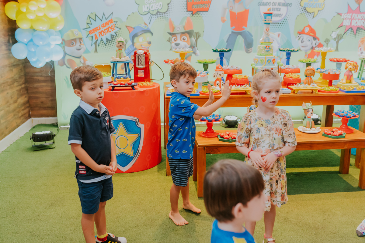 fotografia festa infantil folia encantada Rio de Janeiro barra da Tijuca fotografa de familia 3 irmaos