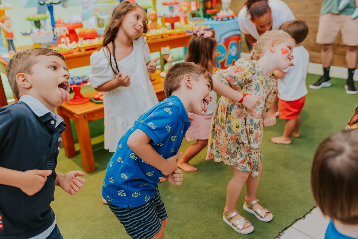 fotografia festa infantil folia encantada Rio de Janeiro barra da Tijuca fotografa de familia 3 irmaos