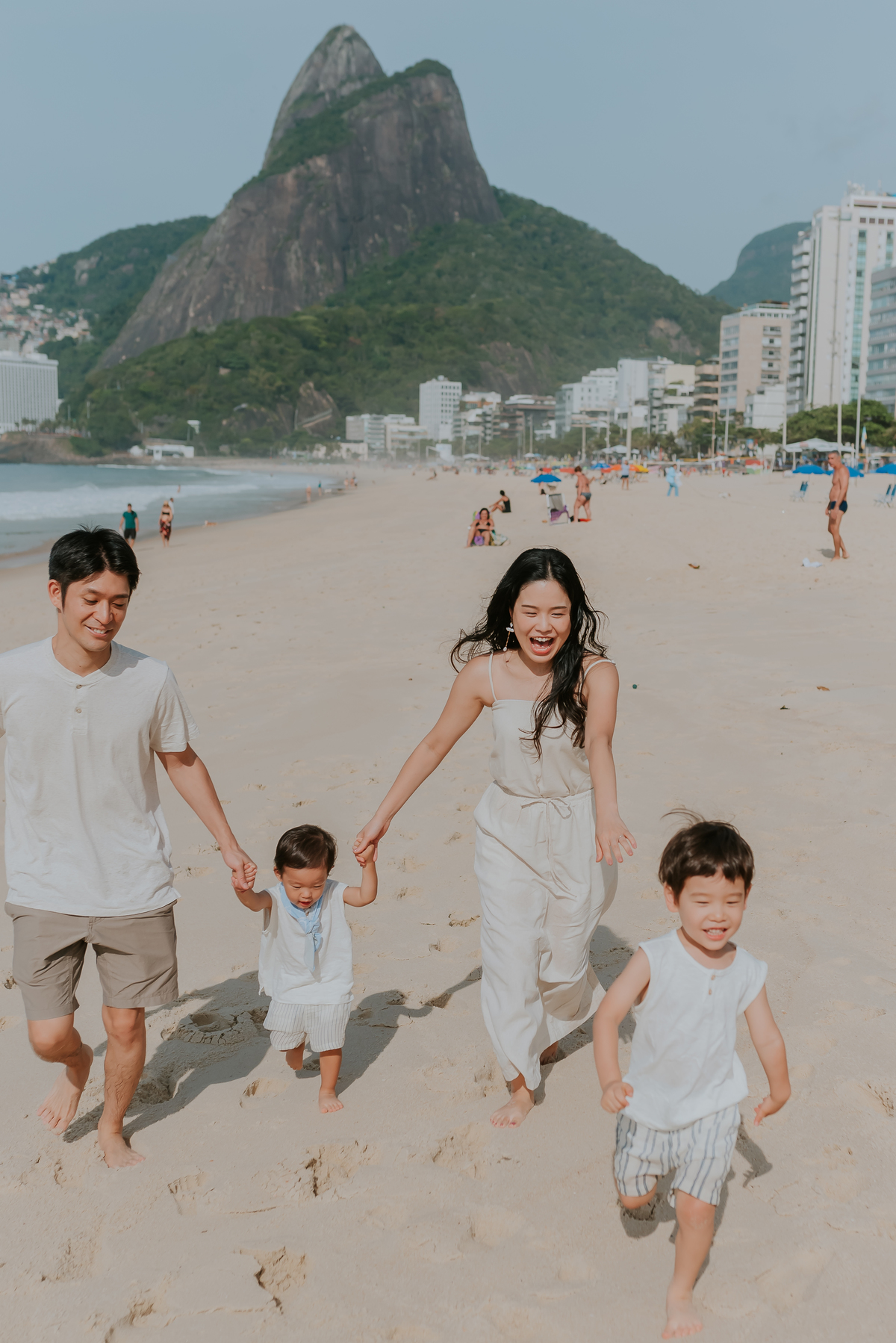 fotografia ensaio familia externo praia Leblon Ipanema Rio de Janeiro fotografa bruna Guerson japoneses orientais 