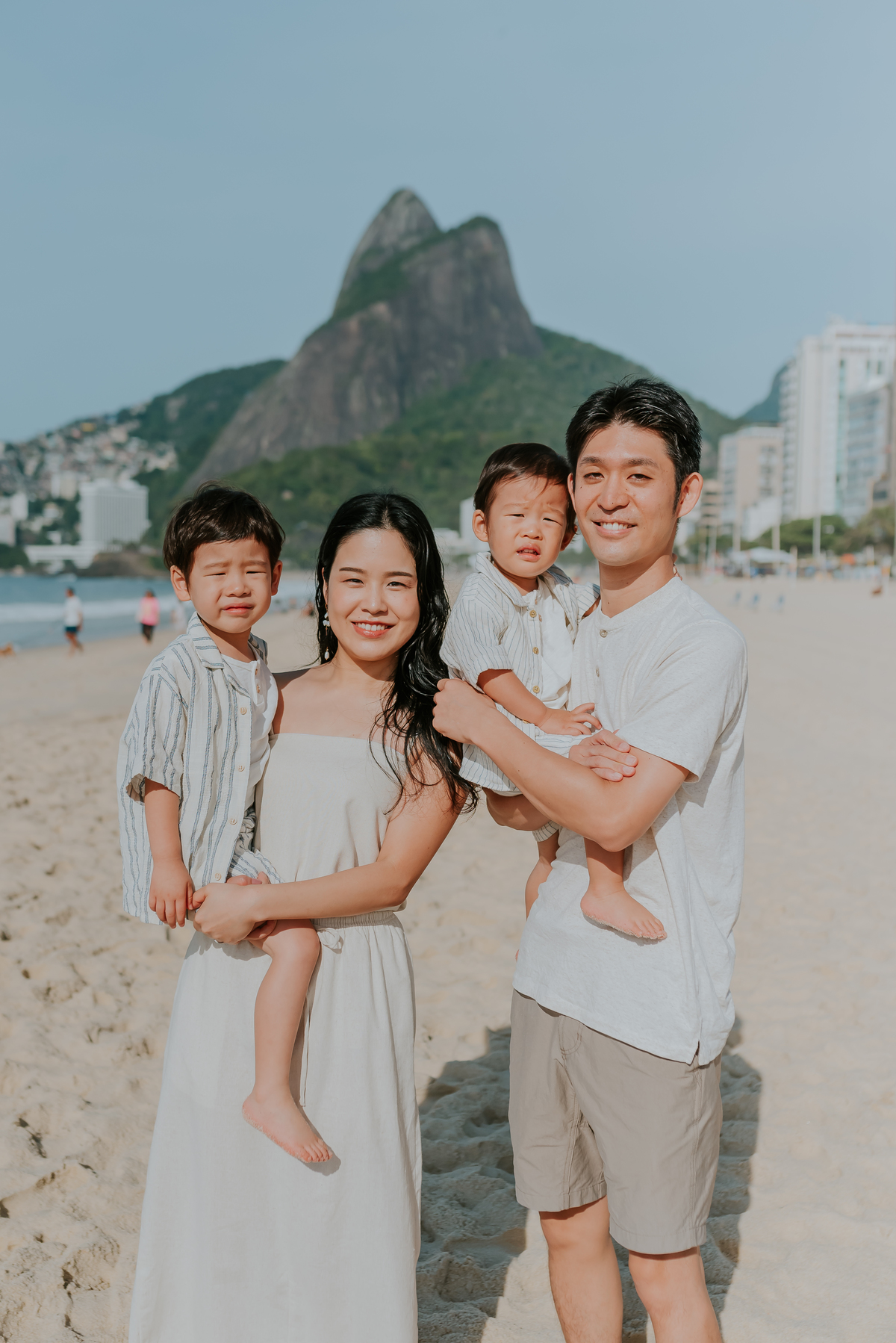 fotografia ensaio familia externo praia Leblon Ipanema Rio de Janeiro fotografa bruna Guerson japoneses orientais 