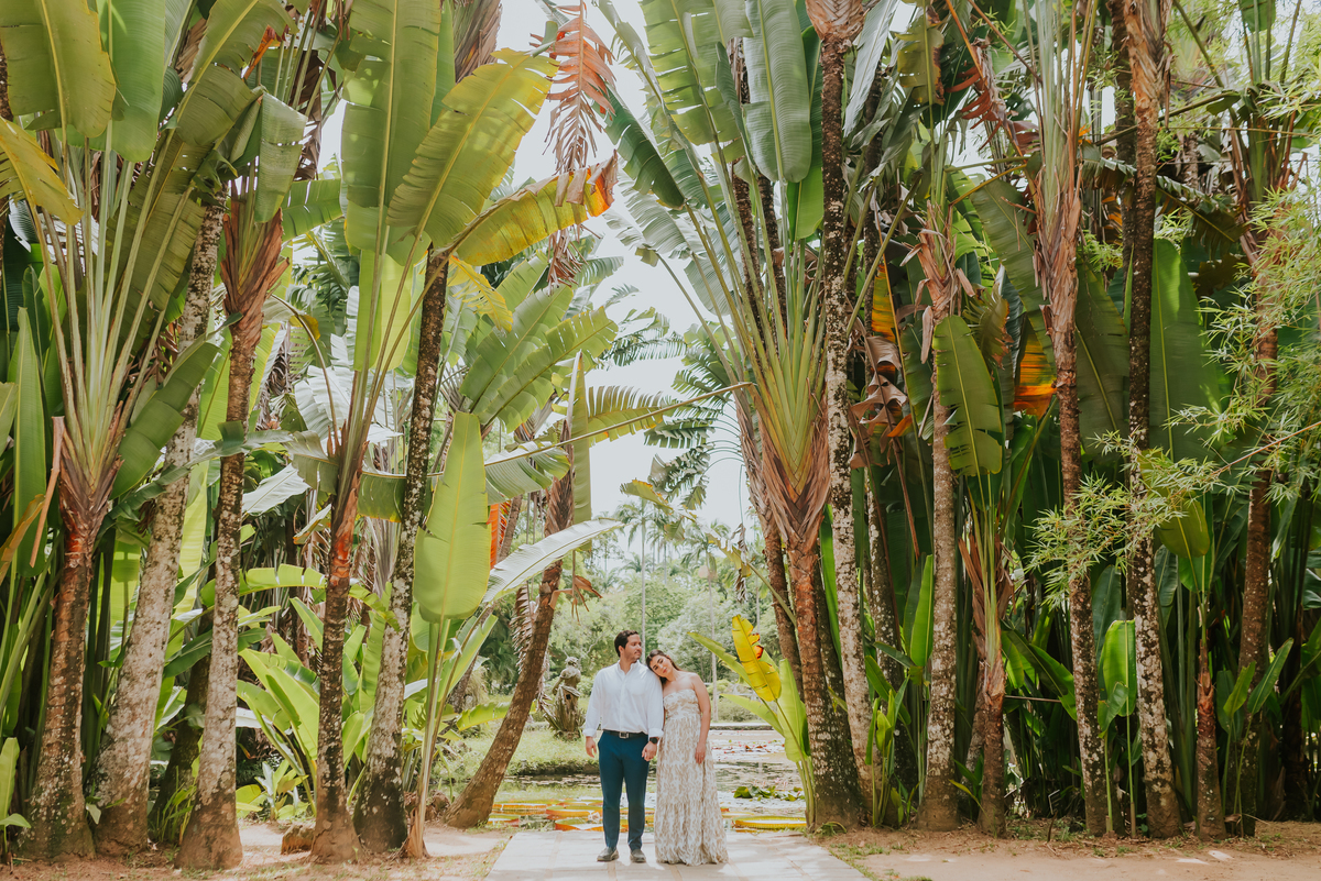 fotografa ensaio externo fotografia casal jardim botânico Rio de Janeiro bruna Guerson natureza 
