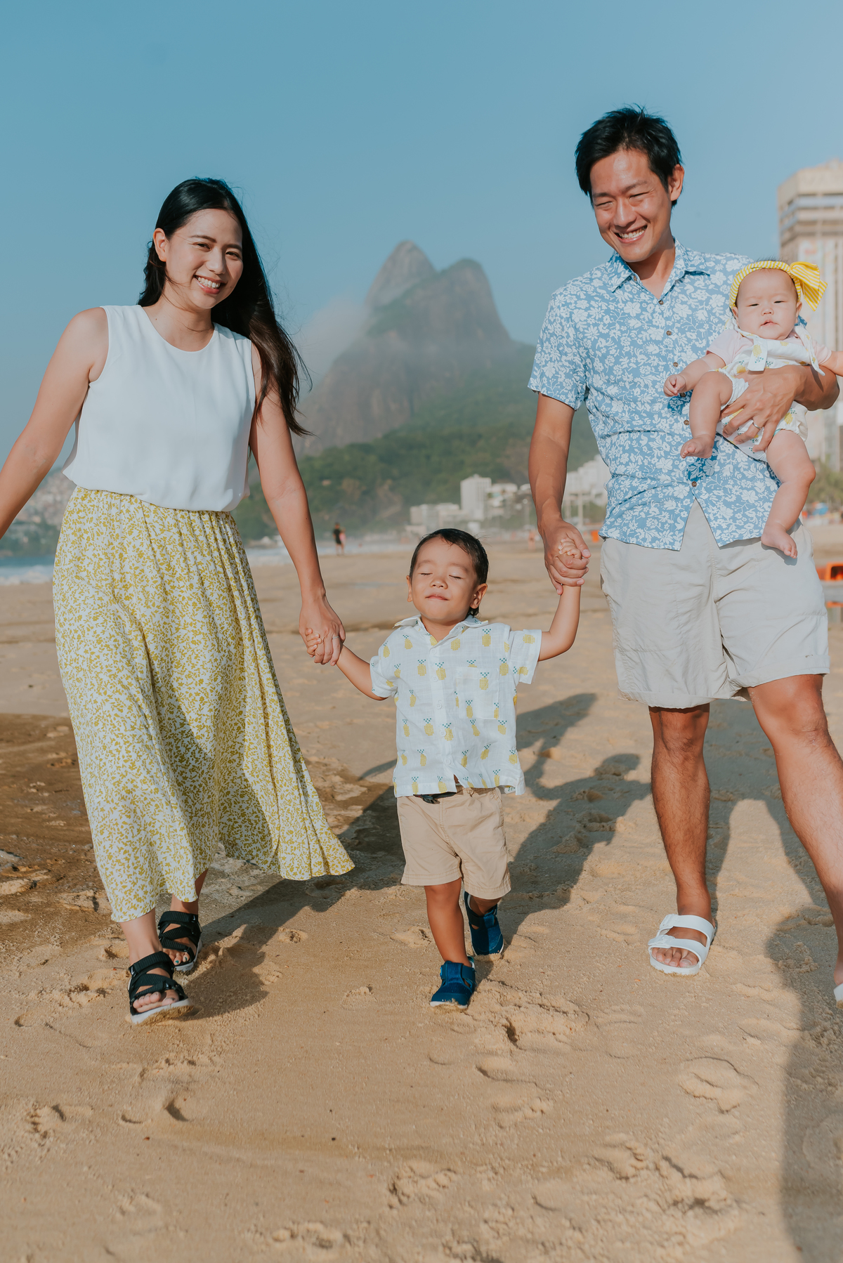 fotografia ensaio familia externo praia Leblon posto 11 Ipanema Rio de Janeiro fotografa de familia japoneses 