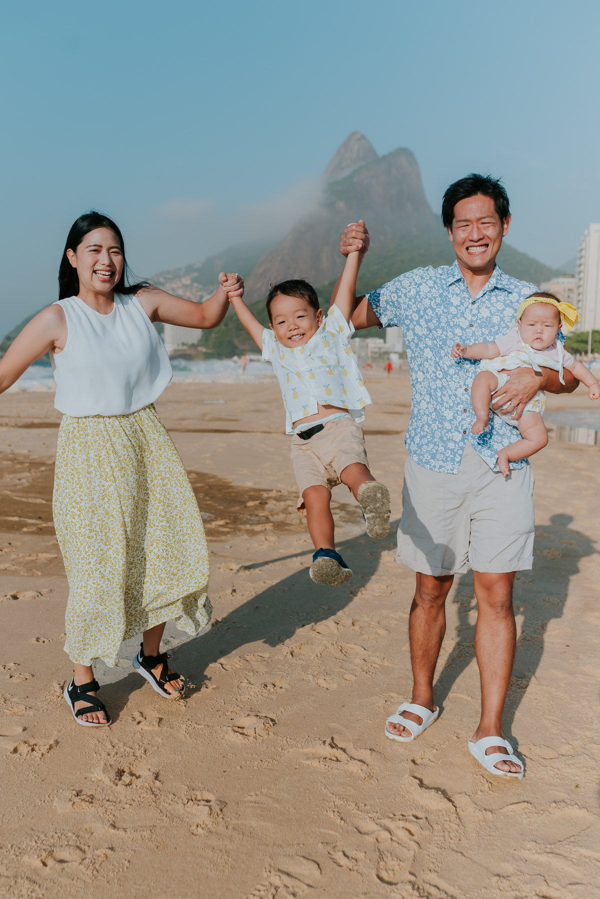 fotografia ensaio familia externo praia Leblon posto 11 Ipanema Rio de Janeiro fotografa de familia japoneses 