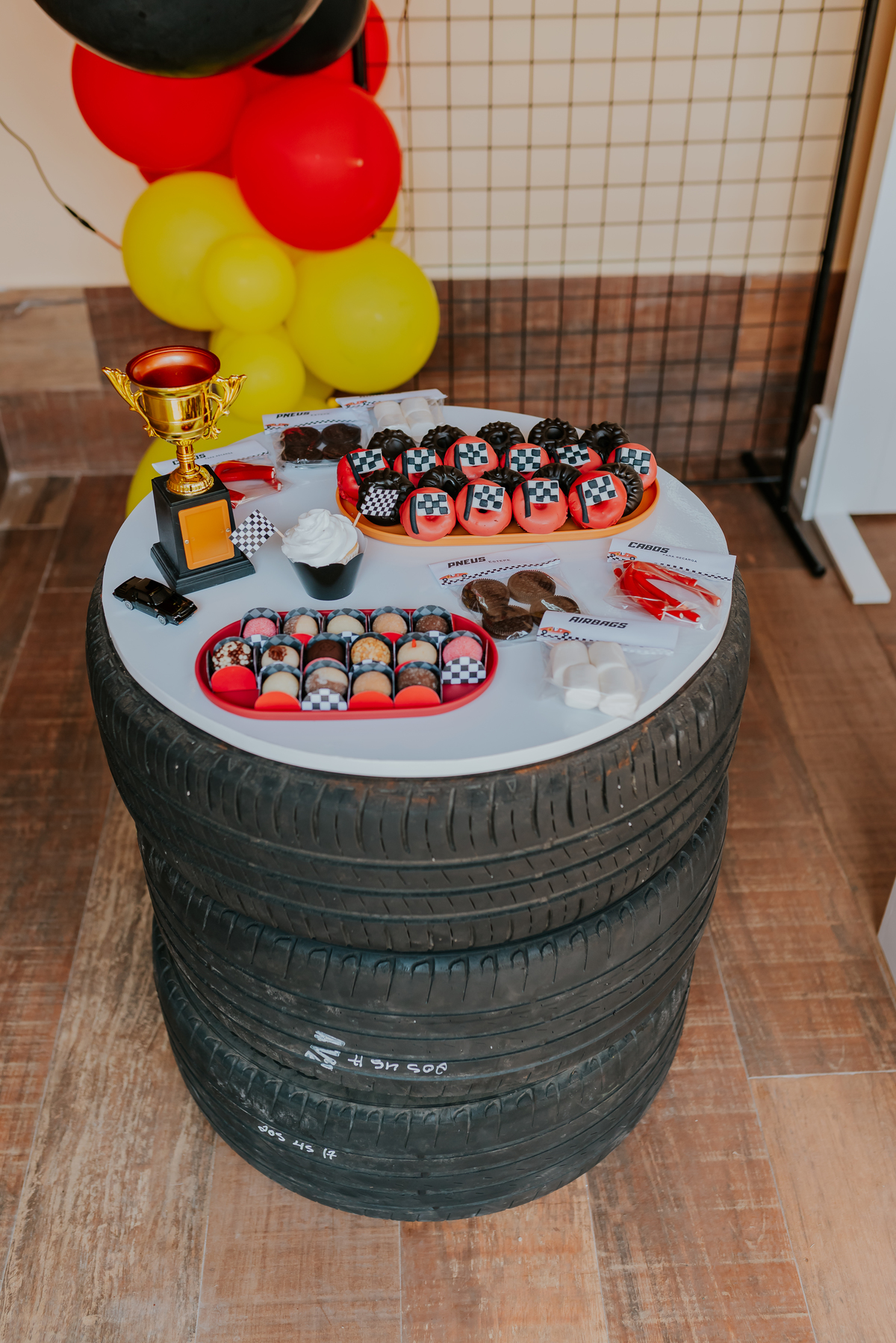 fotografia festa infantil Rio de Janeiro rj fotografa familia 2 anos Nicolas tema carros em casa 
