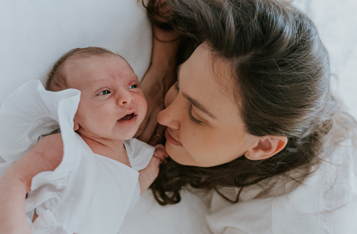 fotografia ensaio família em casa primeiros dias liz fotografa rio de janeiro rj acompanhamento trimestral 