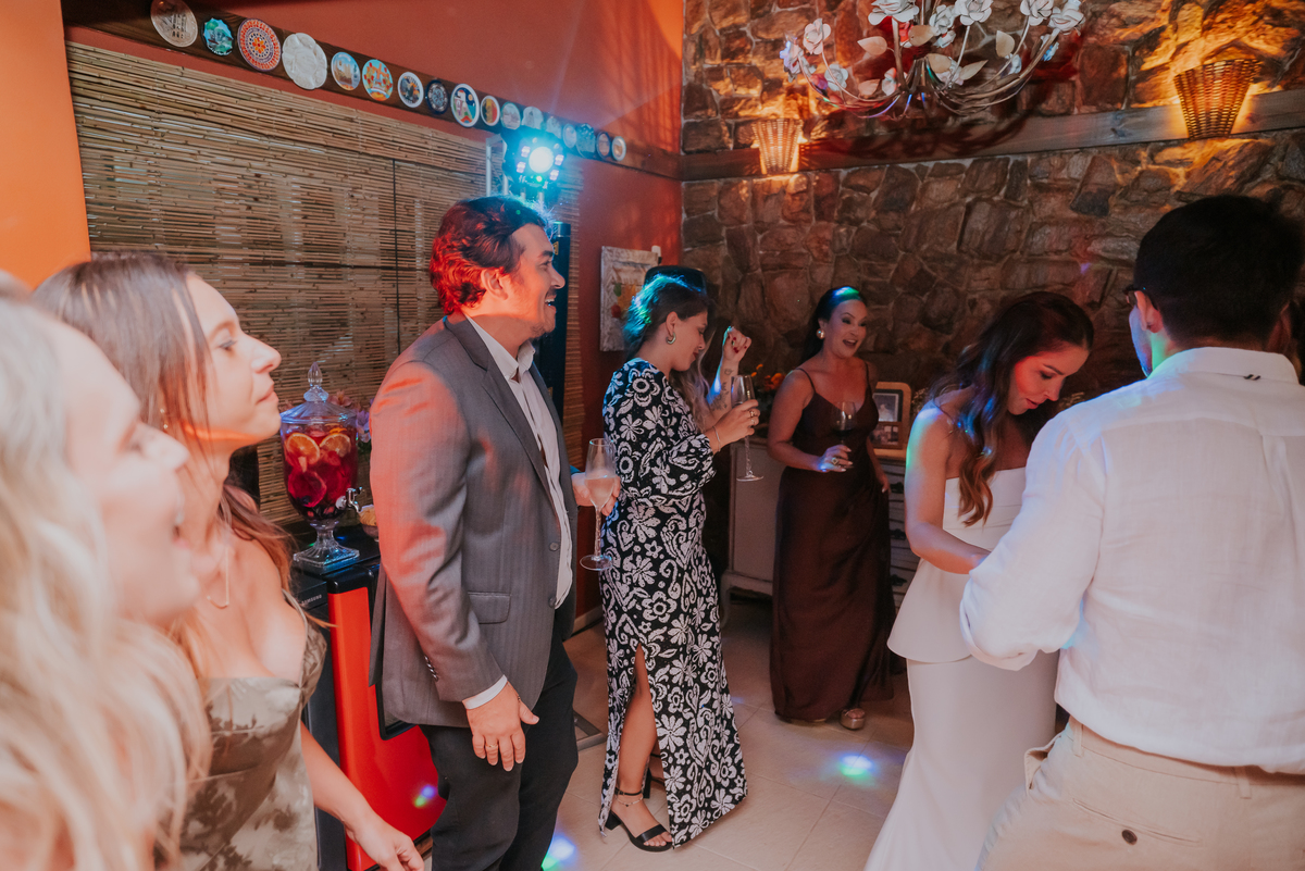 fotografa de casais casamento intimista monique e bruno em casa Rio de Janeiro rj cerimônia familia wedding 