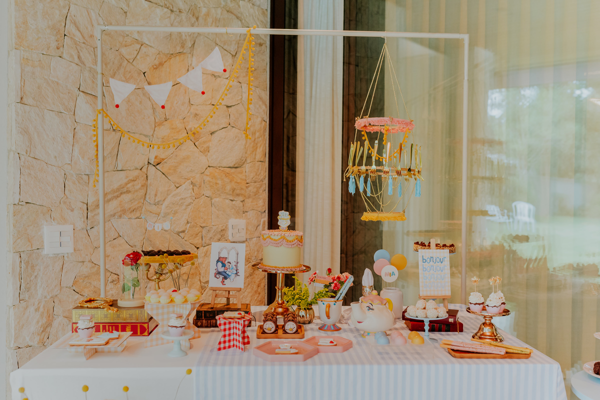 fotografia festa infantil 5 anos mia a bela e a fera barra da Tijuca fotografa de eventos rio de janeiro rj 