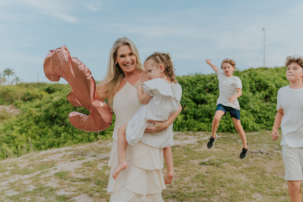 fotografia ensaio externo natureza familia fotografa rj Rio de Janeiro 3 anos barra da Tijuca ilha 3 praia 