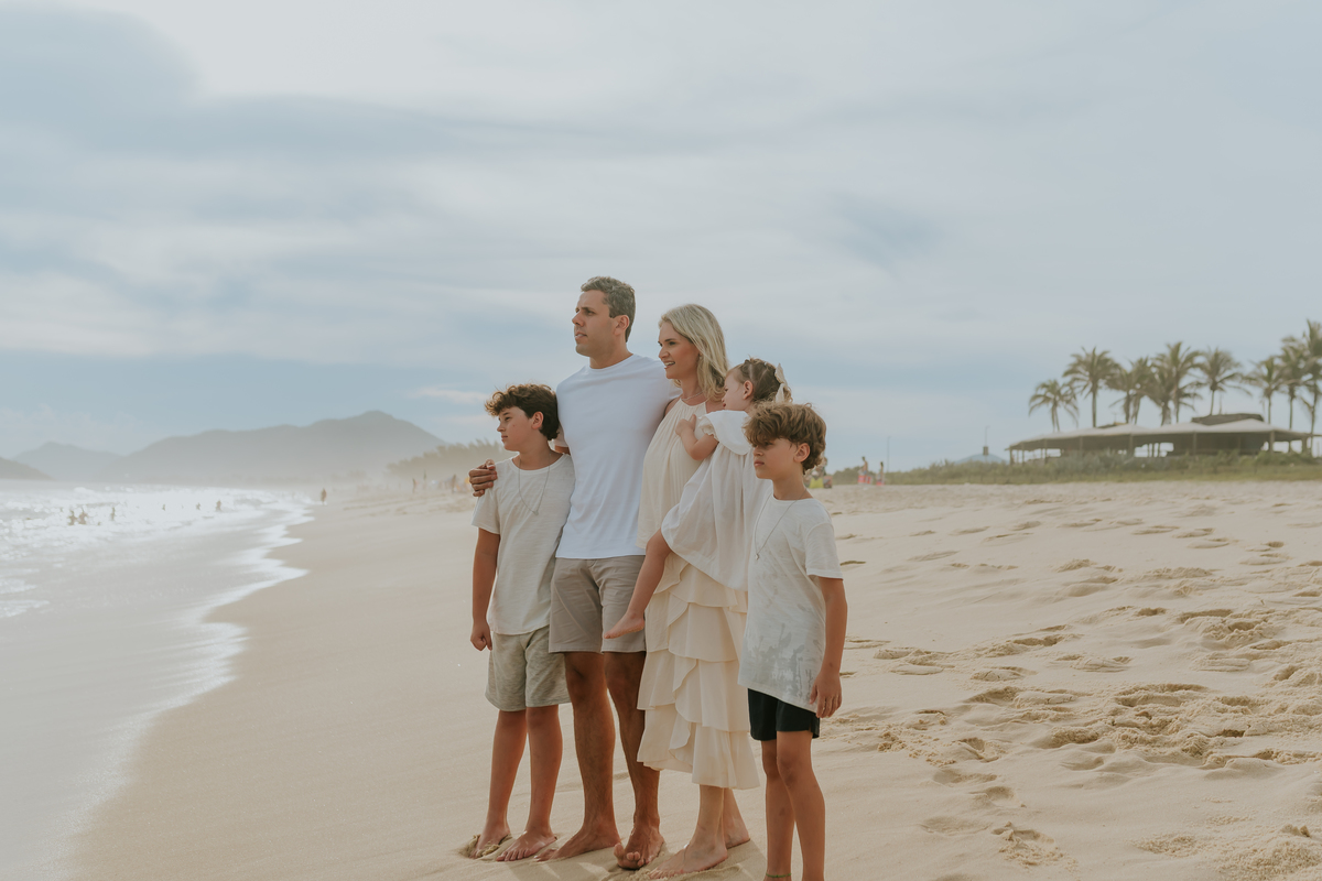 fotografia ensaio externo natureza familia fotografa rj Rio de Janeiro 3 anos barra da Tijuca ilha 3 praia 