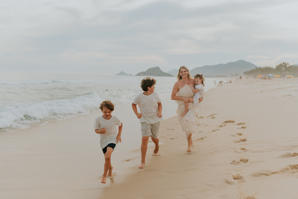 fotografia ensaio externo natureza familia fotografa rj Rio de Janeiro 3 anos barra da Tijuca ilha 3 praia 