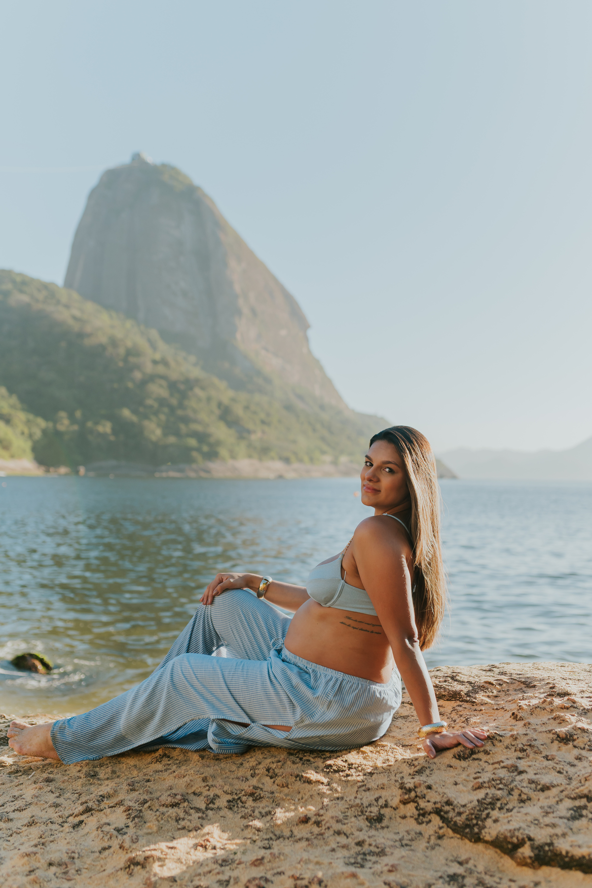 fotografa ensaio gravida gestante praia vermelha urca zona sul Rio de Janeiro rj fotografa familia amanhecer externo 
